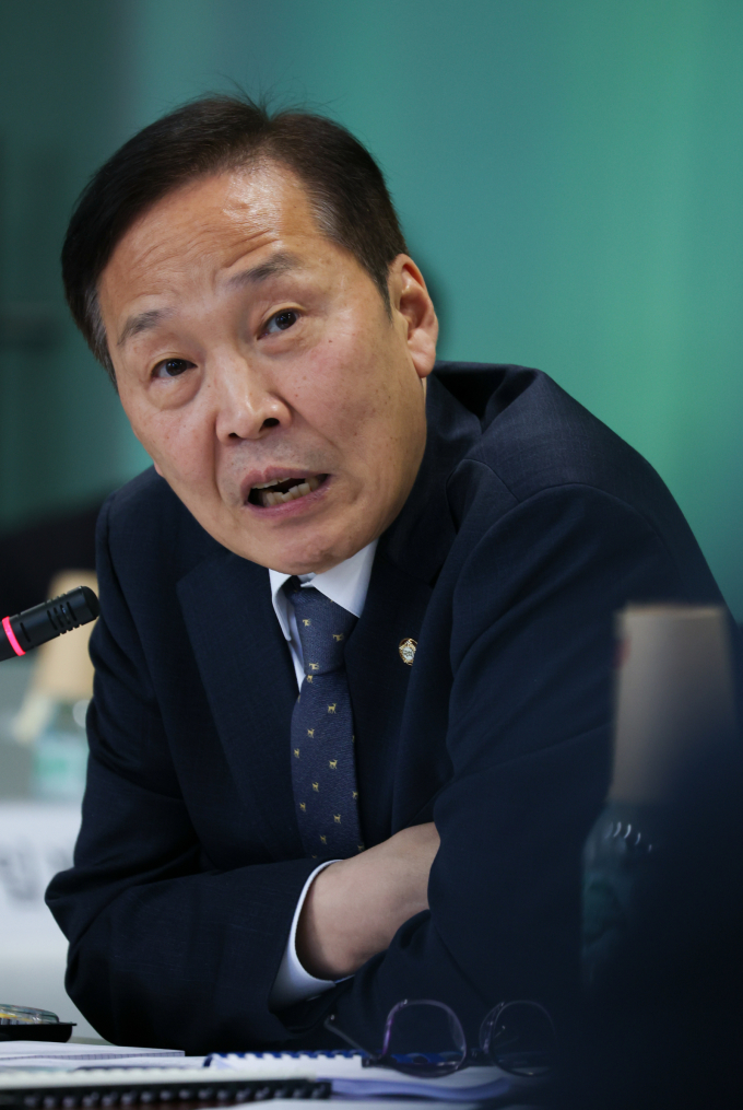 김기웅 국민의힘 의원이 지난해 10월11일(현지시간) 프랑스 파리 주경제협력개발기구(OECD) 한국대표부에서 열린 국회 외교통일위원회 국정감사에서 최재철 주프랑스 대한민국 대사에게 질의하고 있다./사진제공=뉴스1 /사진=(파리=뉴스1) 이준성 기자
