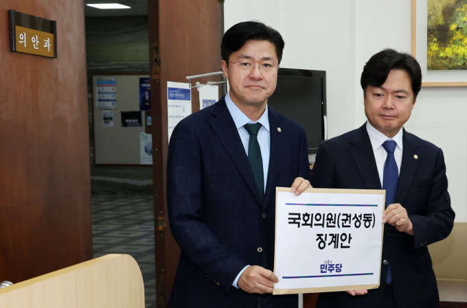박상혁 더불어민주당 원내소통수석과 김현정 원내대변인이 8일 서울 여의도 국회 의안과에 통일교 불법정치자금 수수 의혹을 빋고 있는 권성동 국민의힘 의원에 대한 징계안을 제출하고 있다. /사진=뉴스1(공동취재)