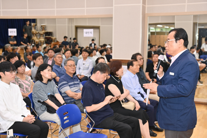  이현재 하남시장이 지난 7일 미사2동 행정복지센터 3층에서 LH가 주관하는 '한강교량(가칭 선동대교/수석대교)'(이하 한강교량) 실시설계(안) 주민설명회에서 발언하고 있다. /사진제공=하남시 