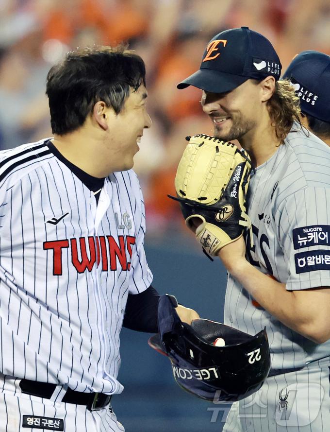 29일 오후 서울 송파구 잠실야구장에서 열린 프로야구 '2025 신한 SOL뱅크 KBO 리그' 한화 이글스와 LG 트윈스의 경기, 한화 선발 와이스가 4회말 이닝을 실점 없이 마친 뒤 LG 김현수와 대화를 나누고 있다. 2025.5.29/뉴스1 ⓒ News1 김진환 기자