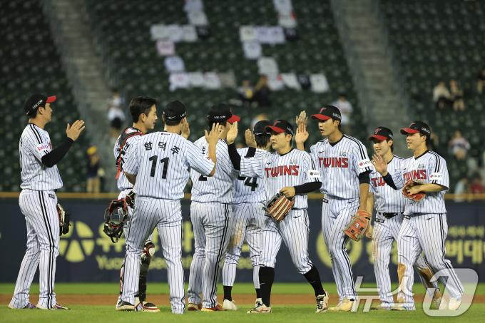 29일 오후 서울 송파구 잠실야구장에서 열린 프로야구 '2025 신한 SOL뱅크 KBO 리그' KT 위즈와 LG 트윈스의 경기에서 승리를 거둔 LG 선수들이 자축하고 있다. 2025.7.29/뉴스1 ⓒ News1 박정호 기자