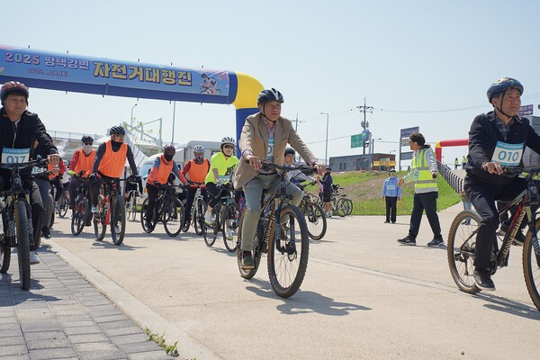 평택강변 자전거대행진에서 자전거를 타는 정장선 시장(가운데). /사진제공=평택시