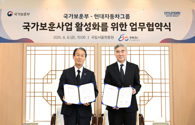 권오을(왼쪽) 국가보훈부 장관과 성 김 현대차그룹 전략기획담당 사장이 순국선열의 희생 정신을 기리기 위해 독립유공자 보훈 사업 지원 업무협약을 맺었다. /사진=현대차그룹