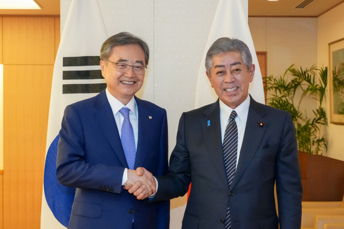 조현 외교부 장관이 오는 11일 인천 송도에서 고이즈미 신지로 일본 농림수산상을 면담한다. 사진은 지난 29일 조현 외교부 장관(왼쪽)과 이와야 다케시 일본 외무상이 일본 도쿄 외무성에서 한일외교장관 회담에 앞서 악수를 하는 모습. /사진=뉴시스(외교부 제공)