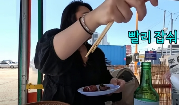 불친절한 응대로 뭇매를 맞은 강원도 속초 한 오징어 난전 식당이 억울함을 토로했다. 사진은 혼술 유튜버가 강원도 속초 한 오징어 난전 식당에서 불친절한 응대를 겪는 모습. /사진=유튜브 채널 '김술포차' 캡처