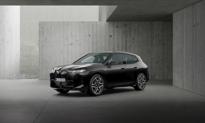 BMW 코리아가 창립 30주년 기념한 8월 온라인 한정 에디션 4종, 37대를 온라인을 통애 오는 11일부터 판매한다. 사진은 '뉴 iX xDrive45 M 스포츠 퍼스트 에디션'. /사진=BMW 코리아