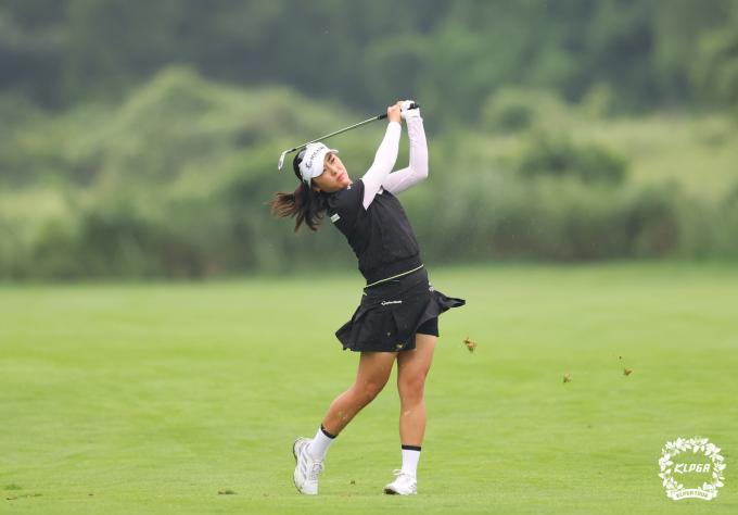 윤이나가 8일 열린 KLPGA 제주 삼다수 마스터스 2라운드 13번홀에서 샷을 날리고 있다. (KLPGA 제공)