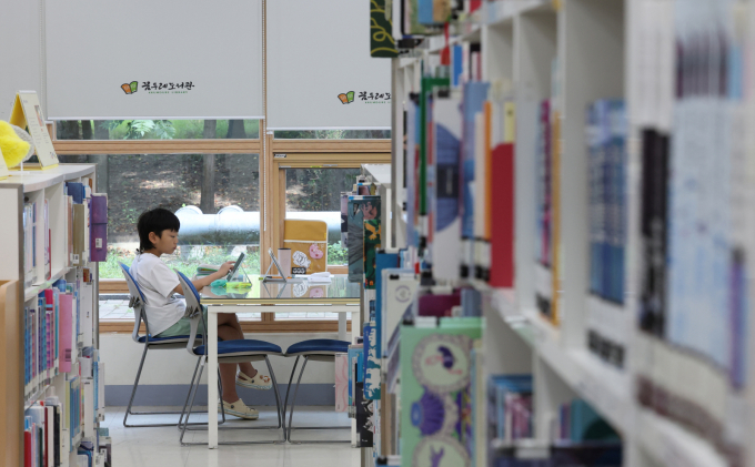제주·전라·경남권은 오전부터 경북권은 오후, 밤에는 충청권 남부에 비가 내린다. 사진은 지난 8일 경기 오산시 꿈두레도서관을 찾은 아이들이 삼복더위를 피해 시원한 에어컨 바람 아래서 독서를 즐기고 있는 모습. /사진=뉴스1