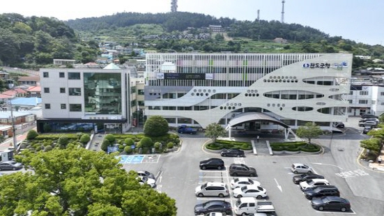 완도군 청사 전경.