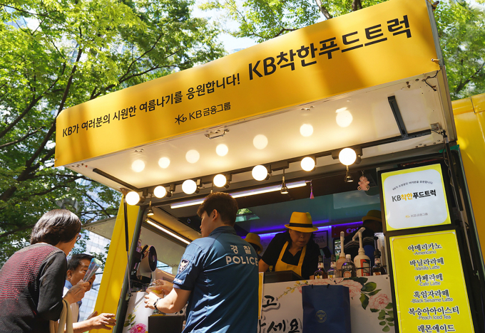‘KB착한푸드트럭’ 사장님이 지난 7일 서울 용산구 동자동 일대에서 진행된 나눔 행사에 참여하여 푸드트럭을 운영하고 있다./사진=KB금융