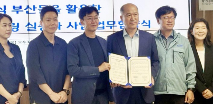  경기농수산진흥원과 친환경 플라스틱 소재 기업 그리코의 학교급식 부산물 활용 업사이클링 실증화 사업 업무협약 모습. /사진제공=경기도