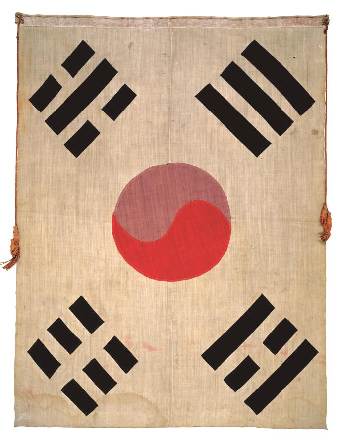 대한민국 임시의정원 태극기. 독립운동가 김붕준과 그의 아내 노영재가 1923년경 제작한 태극기로, 손수 천을 구입해 바느질해 만든 것으로 전해진다.(대한민국역사박물관 제공)
