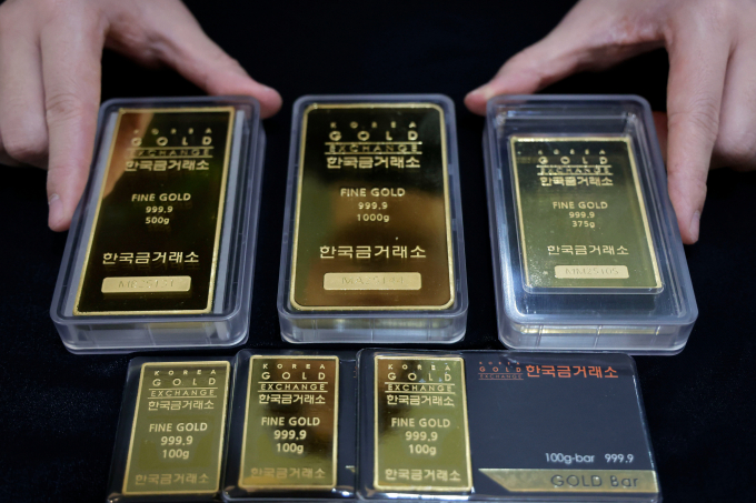 미국 세관당국이 1㎏ 골드바 수입에도 관세를 부과한다고 밝혔다. 사진은 지난 6월16일 서울 종로구 한국금거래소에서 직원이 골드바를 정리하는 모습. /사진=뉴시스
