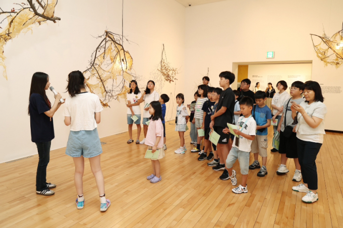 KB손해보험이 이달 8일 서울 송파구 소마미술관에서 'KB열린박물관 지원사업 기부금 전달식'과 문화 향유 기회가 적은 아동·청소년들을 위한 전시 관람 및 체험 교육 프로그램을 진행했다./사진=KB손해보험 