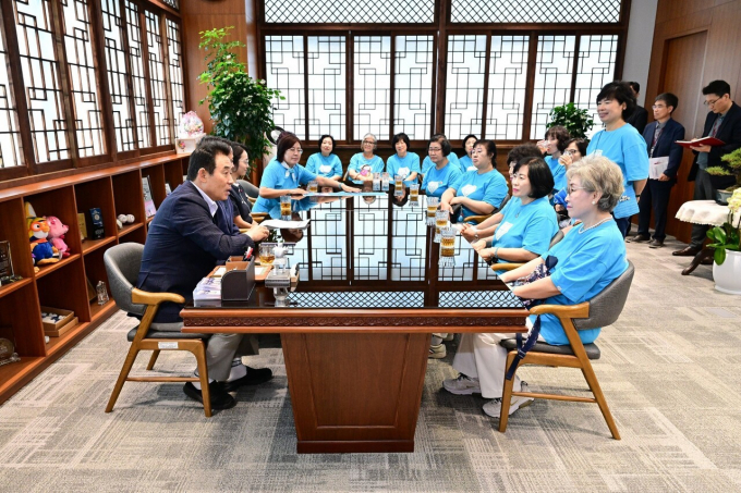  8일 포천시청 시장 집무실에서 열린 성금 전달식에서 백영현 포천시장과 사랑의열매 북부사업본부 관계자, 그리고 팬클럽 회원 10여 명이  환담하고 있다. /사진제공=포천시