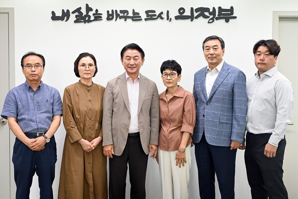 김동근 의정부 시장(오른쪽서 4번째)이 8일 마을버스 운수업체 관계자들과 간담회를 가진 뒤 함께 기념사진을 찍고 있다. /사진제공==의정부시