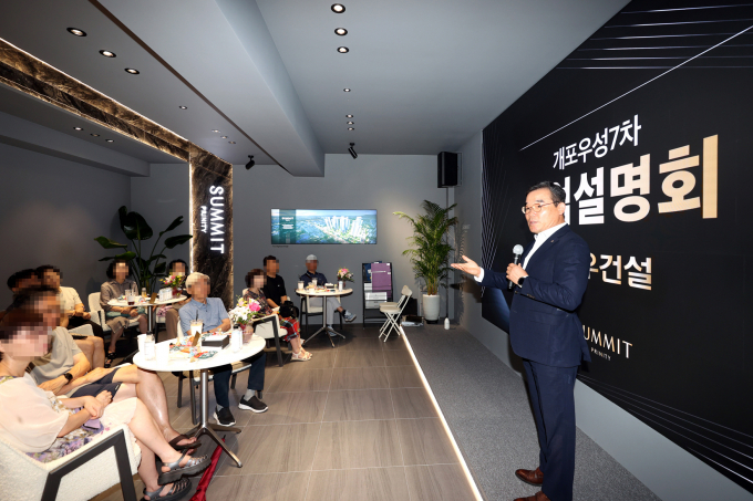 김보현 대우건설 사장 8일 개포우성7차 '써밋 프라니티' 홍보관을 방문해 조합원에게 인사말을 하고 있다. /사진 제공=대우건설