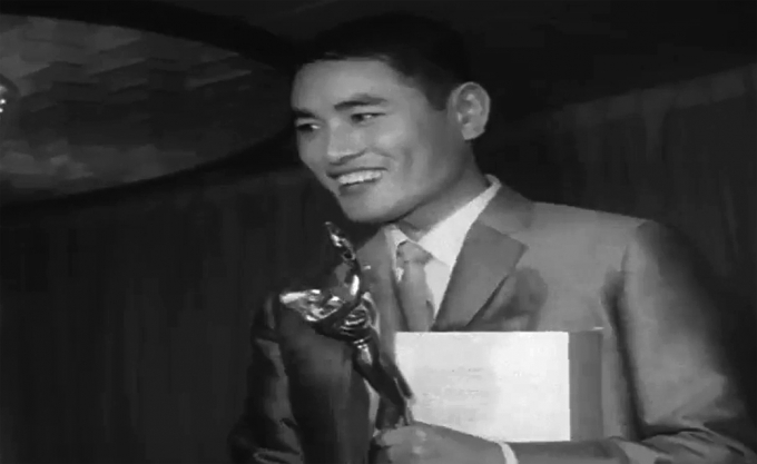 한국 패션계 전설 앙드레 김이 향년 74세로 세상을 떠났다. 사진은 1967년 패션디자이너 앙드레김이 상을 받는 모습. /사진=KTV 캡처 