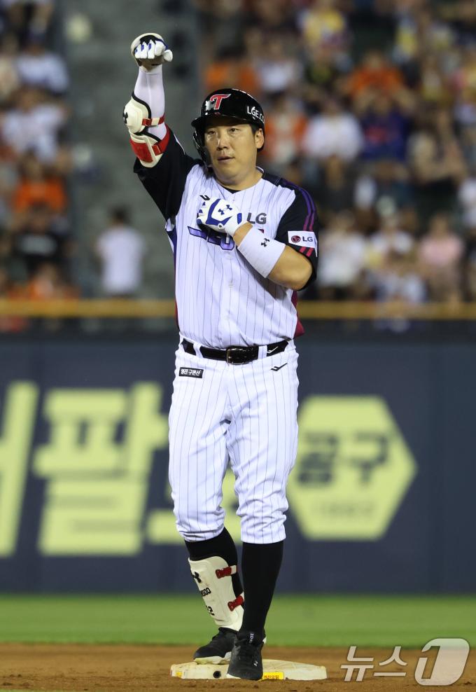 8일 오후 서울 송파구 잠실야구장에서 열린 프로야구 '2025 신한 SOL뱅크 KBO 리그' 한화 이글스와 LG 트윈스의 경기에서 10회말 LG 공격 1사 상황 김현수가 안타를 치고 있다. 2025.8.8/뉴스1 ⓒ News1 김명섭 기자