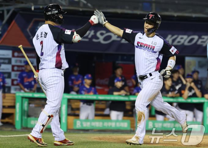 8일 오후 서울 송파구 잠실야구장에서 열린 프로야구 '2025 신한 SOL뱅크 KBO 리그' 한화 이글스와 LG 트윈스의 경기에서 7회말 LG 공격 2사 1,2루 상황, 오스틴의 안타로 구본혁이 홈인하고 있다. 2025.8.8/뉴스1 ⓒ News1 김명섭 기자