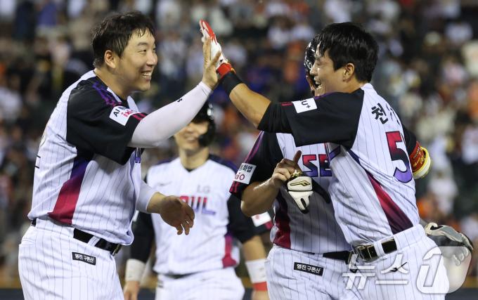 8일 오후 서울 송파구 잠실야구장에서 열린 프로야구 '2025 신한 SOL뱅크 KBO 리그' 한화 이글스와 LG 트윈스의 경기에서 10회말 LG 공격 끝내기 안타를 친 천성호가 동료들과 기쁨을 나누고 있다. 2025.8.8/뉴스1 ⓒ News1 김명섭 기자