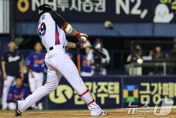 8일 오후 서울 송파구 잠실야구장에서 열린 프로야구 '2025 신한 SOL뱅크 KBO 리그' 한화 이글스와 LG 트윈스의 경기에서 10회말 LG 공격 끝내기 안타를 치고 있다. 2025.8.8/뉴스1 ⓒ News1 김명섭 기자