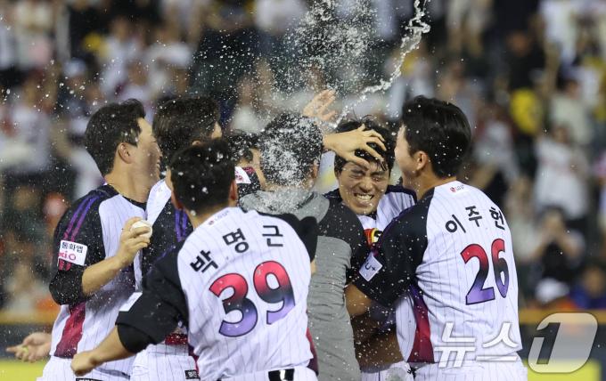 8일 오후 서울 송파구 잠실야구장에서 열린 프로야구 '2025 신한 SOL뱅크 KBO 리그' 한화 이글스와 LG 트윈스의 경기에서 10회말 LG 공격 끝내기 안타를 친 천성호가 동료들과 기쁨을 나누고 있다. 2025.8.8/뉴스1 ⓒ News1 김명섭 기자
