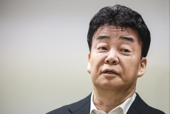 더본코리아가 일부 유튜버의 '백종원 시리즈' 영상과 관련해 강경 대응에 나선다. 사진은 지난 3월 서울 서초구의 한 회의공간에서 열린 더본코리아 주주총회에서 취재진의 질문에 답한 백종원 더본코리아 대표. /사진=뉴시스