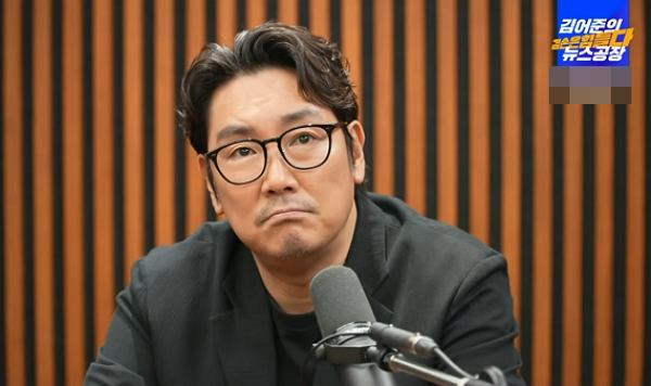 배우 조진웅이 12·3 내란사태와 비상계엄 사태를 언급하며 윤석열 전 대통령을 강하게 비판했다. 사진은 배우 조진웅이 유튜브 채널 '김어준의 겸손은 힘들다 뉴스공장'에 출연한 모습. /사진=유튜브 채널 '김어준의 겸손은 힘들다 뉴스공장' 캡처