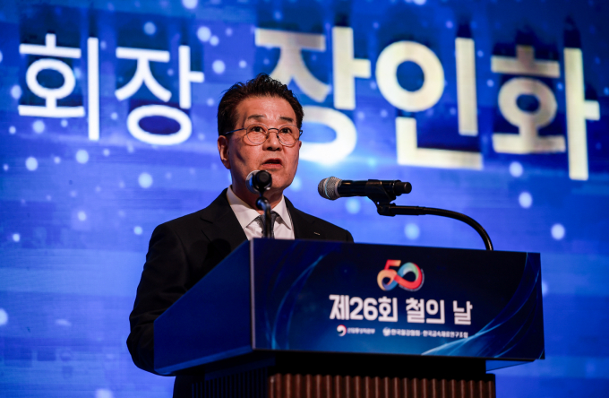 장인화 포스코그룹 회장이 최근 인명 사고가 발생한 포스코이앤씨의 고속도로 건설 현장을 찾아 실태점검에 나섰다. 사진은 지난달 9일 서울 강남구 그랜드 인터컨티넨탈 서울 파르나스호텔에서 열린 철의 날 기념식에서 기념사를 한 장인화 포스코 회장. /사진=뉴시스