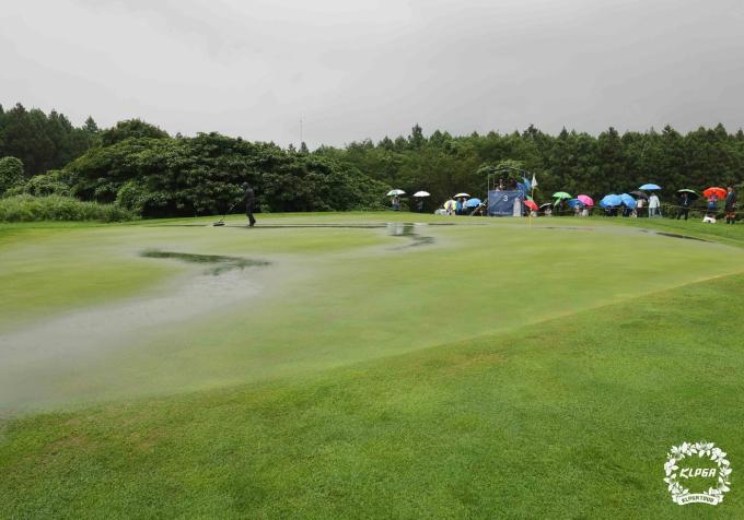 KLPGA 제주 삼다수 마스터스 3라운드가 우천으로 중단됐다가 재개했다. (KLPGA 제공)