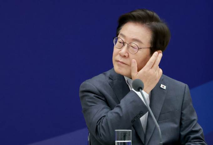 이재명 대통령이 9일 휴가 복귀 이후 첫 일성으로 "모든 산업재해 상황, 사고에 대해 최대 빠른 속도로 대통령에게 직보하라"고 지시했다. 사진은 지난 1일 서울 용산 대통령실 청사에서 열린 전국 시도지사 간담회에서 유정복 인천광역시장의 발언을 들은 이재명 대통령. /사진=뉴시스 (대통령실통신사진기자단 제)