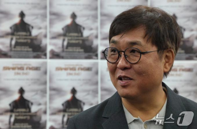 최휘영 문화체육관광부 장관이 8일 서울 종로구 대학로 홍익대학교아트센터 대극장을 방문해 뮤지컬 <스웨그에이지 외쳐, 조선!>을 관람한 뒤 출연진과 관계자를 만나 ‘케이-뮤지컬’ 진흥을 위한 의견을 나누고 있다.