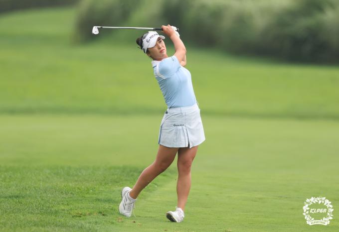 윤이나가 9일 열린 KLPGA 제주 삼다수 마스터스 3라운드에서 샷을 날리고 있다. (KLPGA 제공)