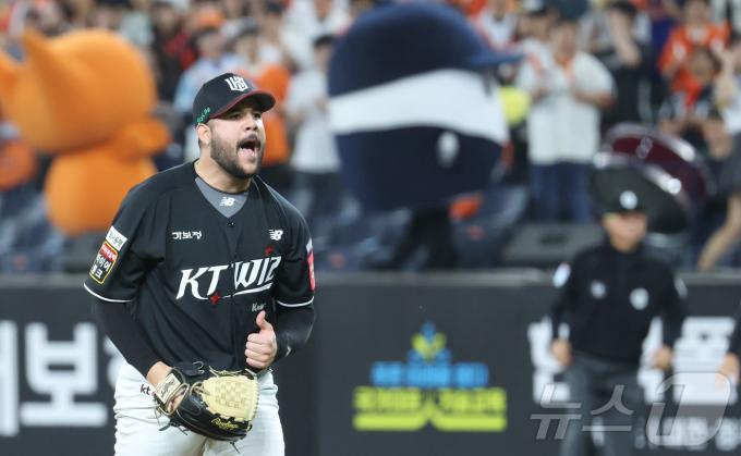 포효하는 KT 위즈 외국인 투수 엔마누엘 데 헤이수스. 2025.6.5/뉴스1 ⓒ News1 김기남 기자