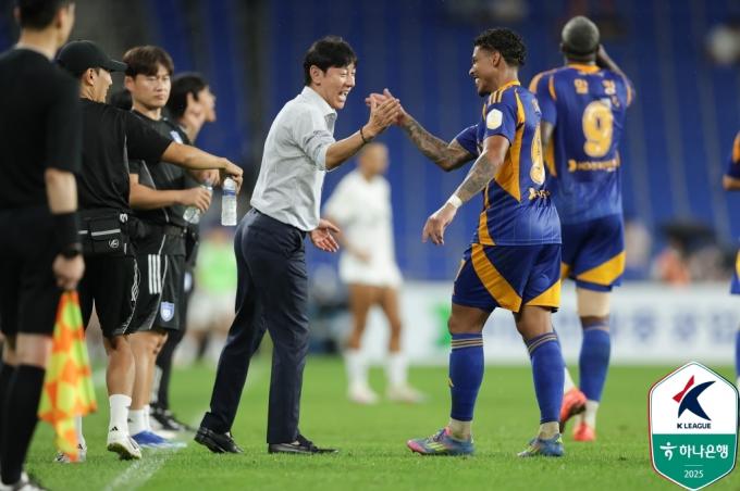 울산 HD 신태용 감독과 에릭이 기뻐하고 있다. (한국프로축구연맹 제공)