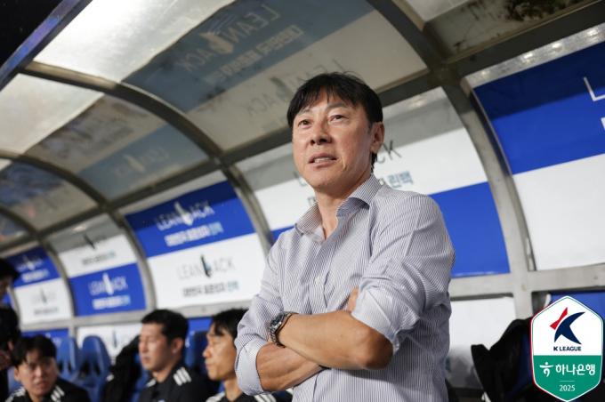 울산 HD 신태용 감독이 9일 울산 문수축구경기장에서 열린 하나은행 K리그1 2025 울산 HD FC와 제주 SK FC의 경기에서 그라운드를 바라보고 있다. (한국프로축구연맹 제공. 재판매 및 DB 금지) 2025.8.9/뉴스1