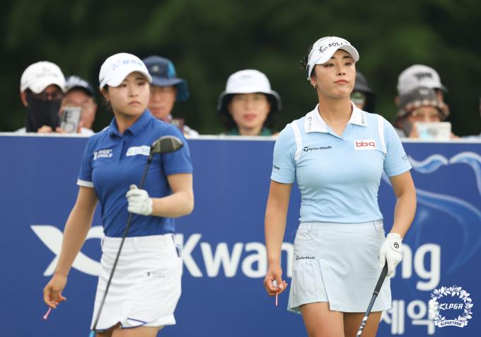 제주 삼다수 마스터스에서 우승 경쟁을 벌이는 고지원(왼쪽)과 윤이나. (KLPGA 제공)