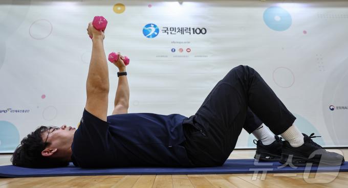 강기용 체육진흥공단 운동처방사가 15일 서울 국민체력100 KSPO송파체력인증센터에서 아령 운동법 시범을 보이고 있다. 2025.7.15/뉴스1 ⓒ News1 김도우 기자