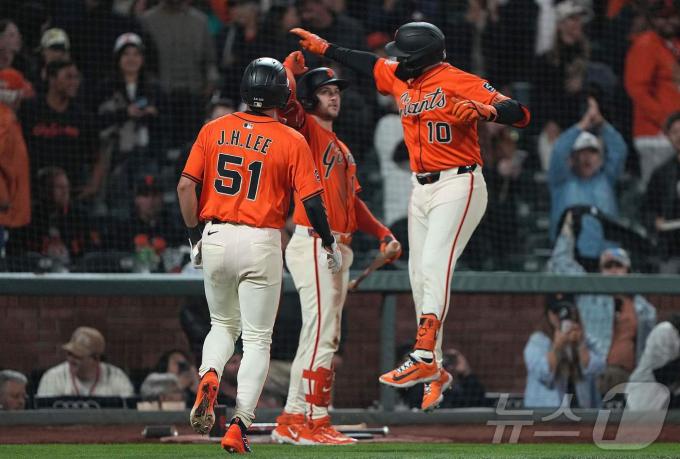 MLB 샌프란시스코 이정후가 동료들과 기뻐하고 있다. ⓒ AFP=뉴스1