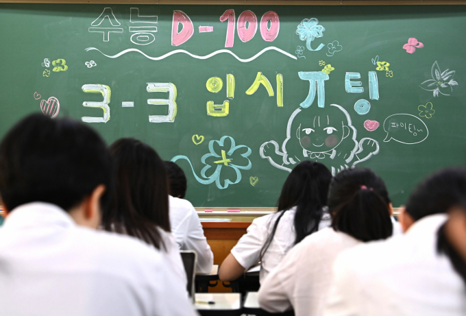 2026학년도 대학수학능력시험을 100일 앞둔 지난 5일 경기 수원시 팔달구 수원여자고등학교에서 고3 수험생들이 자습하고 있다. /사진=뉴시스 김종택 기자