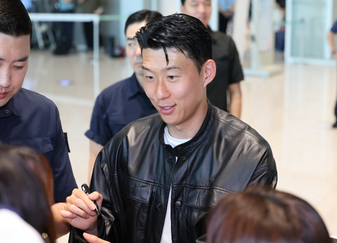 미국 프로축구 메이저리그사커(MLS) 로스앤젤레스FC(LAFC) 유니폼을 입은 손흥민이 빠르게 데뷔골을 터트리겠다고 밝혔다. 사진은 손흥민이 지난 5일 오후 인천국제공항에서 미국 LA로 출국하며 팬들에게 사인을 해주고 있는 모습./사진=뉴시스