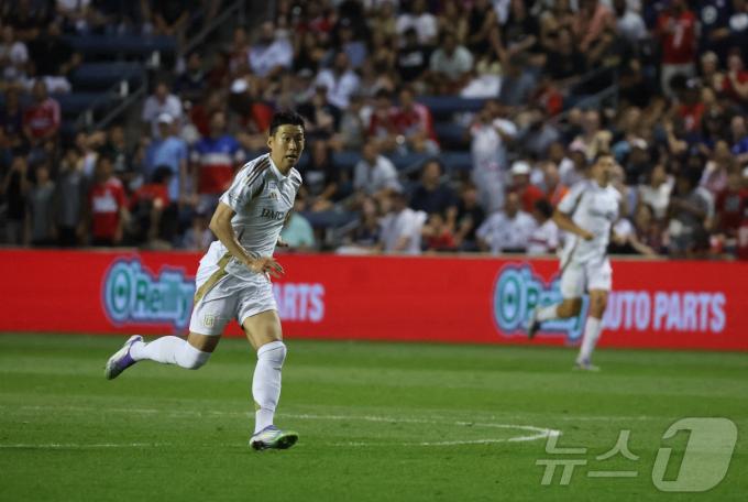 MLS 데뷔전을 치른 손흥민(왼쪽) ⓒ 로이터=뉴스1