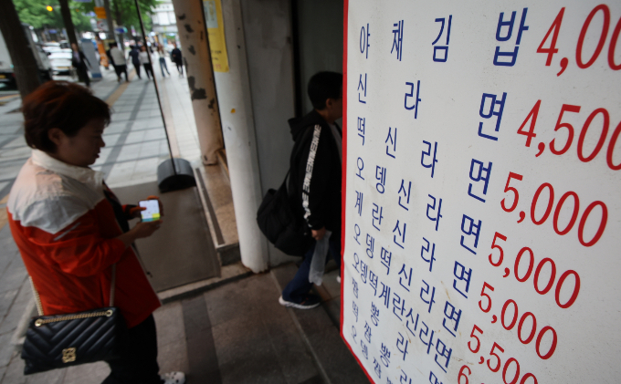 부담 없는 한끼의 대명사였던 김밥이 올해 상반기 외식 메뉴 중 가격이 가장 큰 폭으로 올랐다. 점심시간 직장인들이 서울 시내 한 식당가를 이용하는 모습./사진=뉴시스