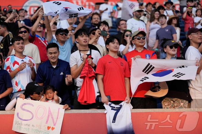 태극기를 흔들며 응원하는 팬들ⓒ AFP=뉴스1
