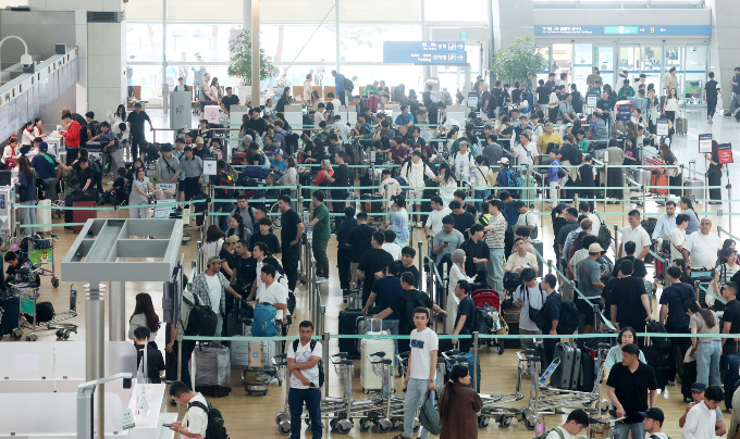 인천국제공항 1터미널 면세구역이 해외여행을 떠나는 여행객들로 북적이고 있다./사진=뉴스1