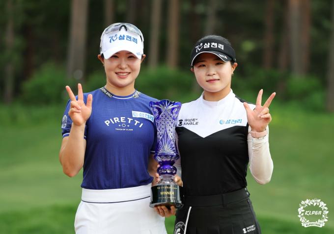 고지우(왼쪽)-고지원 자매. (KLPGA 제공)