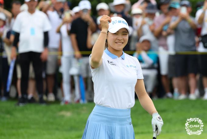 고지원이 10일 열린 KLPGA 제주 삼다수 마스터스에서 우승을 확정한 직후 기뻐하고 있다. (KLPGA 제공)
