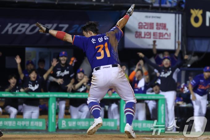 10일 오후 서울 송파구 잠실야구장에서 열린 프로야구 '2025 신한 SOL뱅크 KBO 리그' 한화 이글스와 LG 트윈스의 경기 7회초 1사 3루 상황에서 한화 문현빈의 타구 때 홈으로 들어온 손아섭이 세이프 되고 있다. 2025.8.10/뉴스1 ⓒ News1 황기선 기자