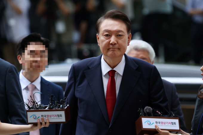 윤석열 전 대통령이 내란 재판에 불출석 의사를 밝히면서 피의자 없는 궐석재판이 열릴 가능성도 제기됐다. 사진은 지난 9일 서울 서초구 서울중앙지방법원에서 열린 구속 전 피의자심문을 위해 출석한 윤석열 전 대통령의 모습. /사진=뉴시스(사진공동취재단)